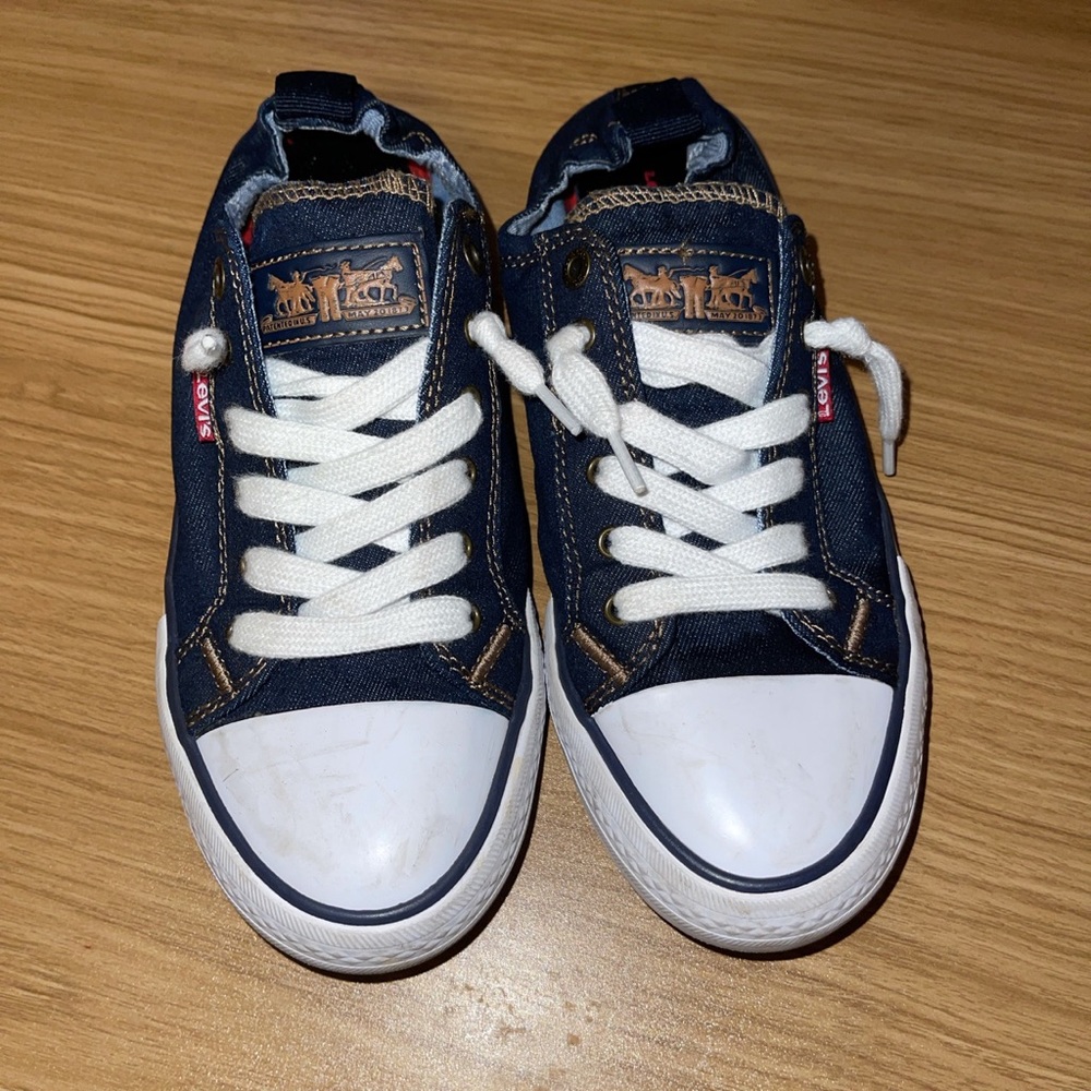 Super cute denim Levi’s sneakers💙